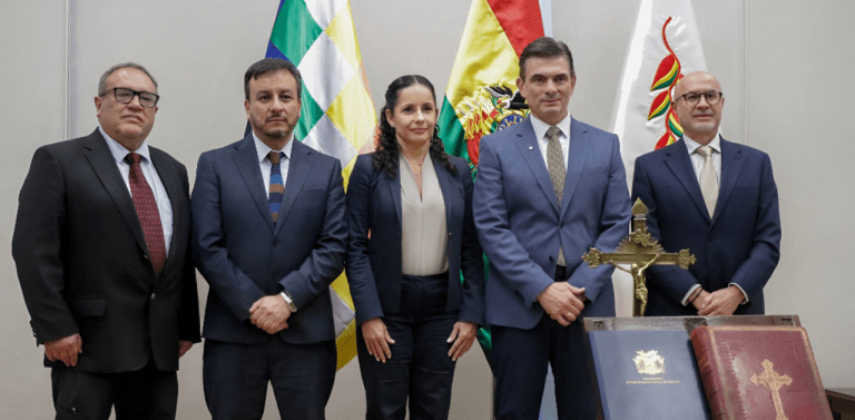 Claudia Cronenbold asume la presidencia de YPFB en medio de crisis por gasolina desestabilizada