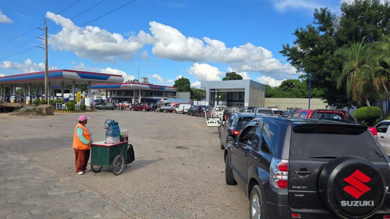 Asosur advierte que las filas por gasolina en Santa Cruz seguirán hasta el martes tras nuevos retrasos de YPFB