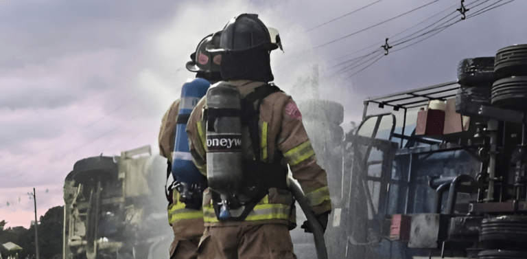 Cierre total en la vía Santa Cruz a Warnes por accidente con cisterna de alcohol etílico