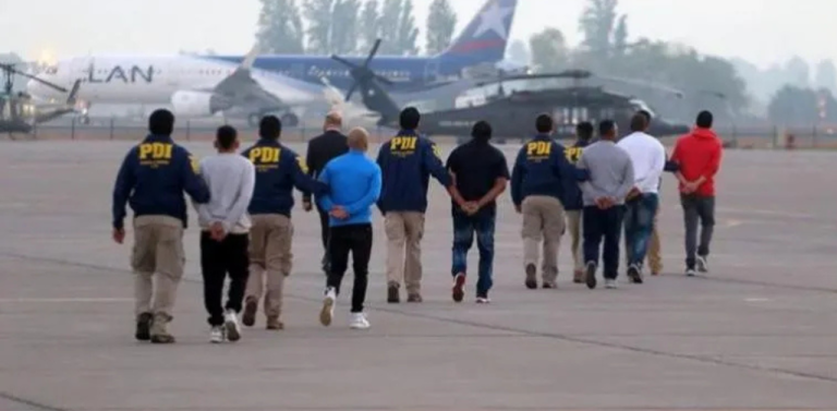 Arriban a Santa Cruz 17 ciudadanos bolivianos expulsados de Chile bajo la nueva política migratoria de Kast