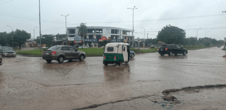 Santa Cruz enfrenta calles anegadas y reducción en el transporte público tras intensa lluvia matutina
