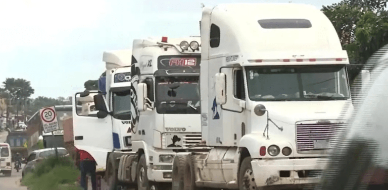 Aumentan filas de vehículos en estaciones de combustible del eje central por escasez de diésel