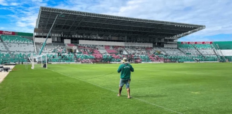 El estadio Tahuichi vuelve a ser noticia por las condiciones de su campo de juego tras las recientes lluvias en Santa Cruz