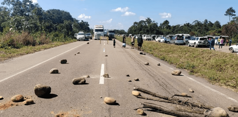 Pobladores de Yapacaní mantienen bloqueo por segundo día consecutivo en demanda de respuestas gubernamentales