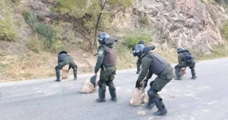 Fuerzas de seguridad restablecen el tránsito en la carretera Cochabamba-occidente tras enfrentamientos con bloqueadores