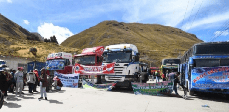 Persisten los bloqueos en Los Yungas, Caranavi y la ruta norte paceña pese a envío de combustible y maquinaria