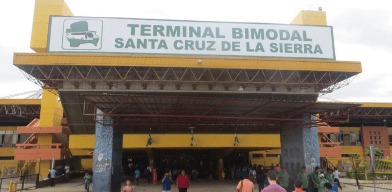 Bloqueos en carreteras afectan salidas de buses en La Paz y Cochabamba; Santa Cruz mantiene operaciones normales