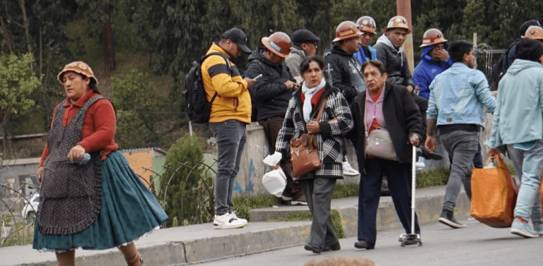 Dos mujeres pierden la vida en medio de bloqueos viales, Gobierno responsabiliza a sectores evistas