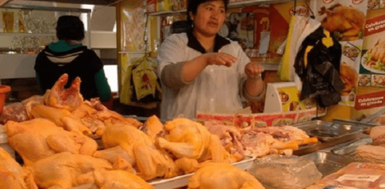El precio del pollo se desploma en Santa Cruz mientras se eleva de manera alarmante en los mercados paceños