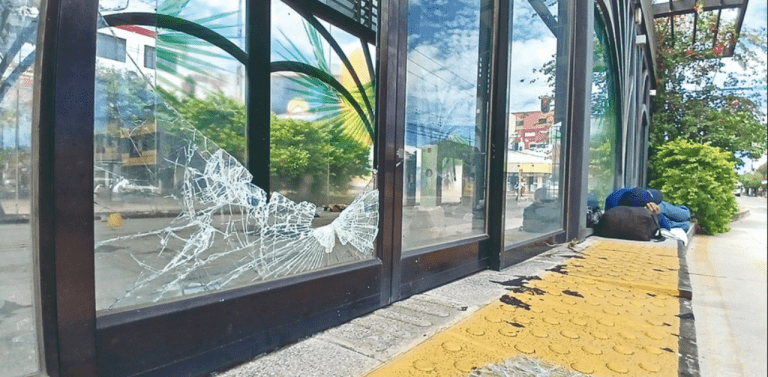Estaciones del BRT del primer anillo sufren abandono y vandalismo: se convierten en refugios y baños públicos