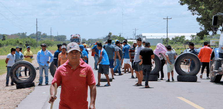 Bloqueos simultáneos en Santa Cruz ponen en alerta máxima a la Policía