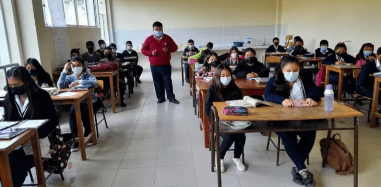 El ausentismo escolar se dispara hasta un 50% debido al intenso frío y se implementa tolerancia en el horario de ingreso