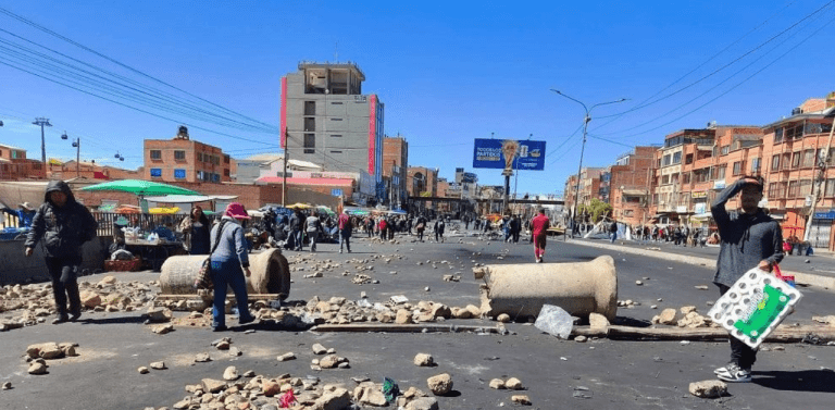 El cansancio supera al miedo y los alteños enfrentan los bloqueos con organización vecinal