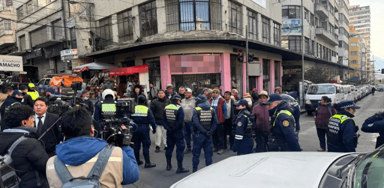 Choferes interrumpen ceremonia municipal en La Paz exigiendo combustible