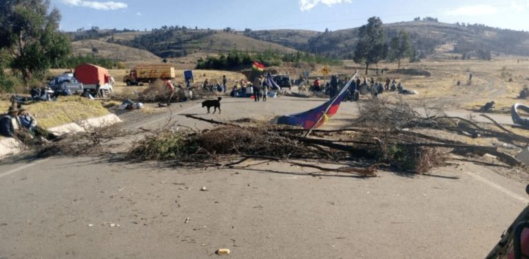 La cifra de bloqueos supera el centenar en la jornada 33 del conflicto que afecta a Bolivia