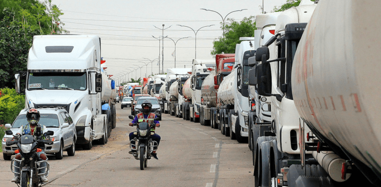 Más de 500 camiones cisterna permanecen estacionados en la avenida Santos Dumont