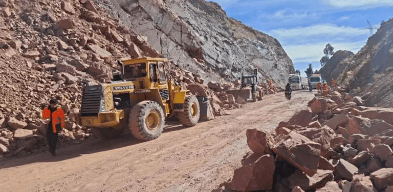 Bolivia inicia este martes con las rutas despejadas y avanza en la remoción de bloqueos, confirma la Administradora Boliviana de Carreteras (ABC).