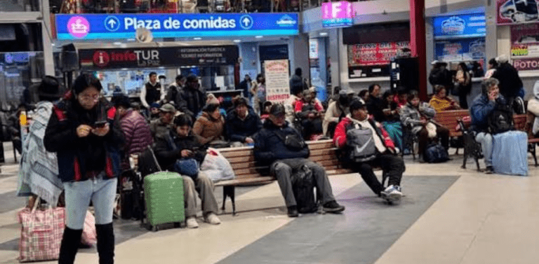 Reducción en la frecuencia de salidas de buses desde terminales de La Paz y Cochabamba debido a la escasez de diésel